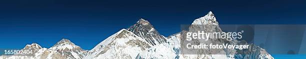 berg mount everest gipfel panorama deep blue sky nepal himalaya - basislager stock-fotos und bilder