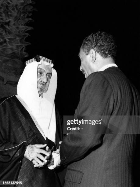 Saudi Arabia's King Faisal ibn Abdul Aziz Al Saud confers with Egyptian President Anwar El Sadat on February 05, 1974 in Cairo. Following the...