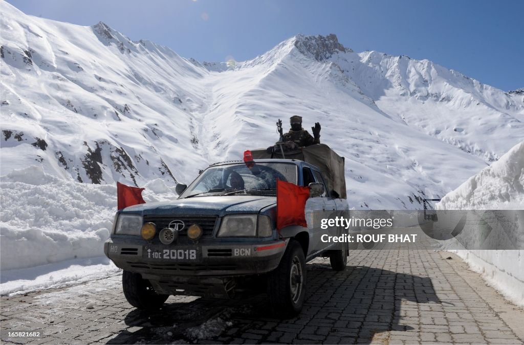 INDIA-KASHMIR-TRANSPORT-MOUNTAIN