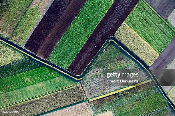 aerial foto von ackerland - bewegungsablauf stock-fotos und bilder