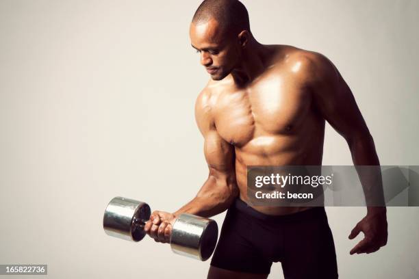 entraînement intense - musculation des biceps photos et images de collection