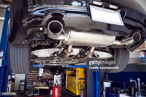 auto repair - car jack stock-fotos und bilder