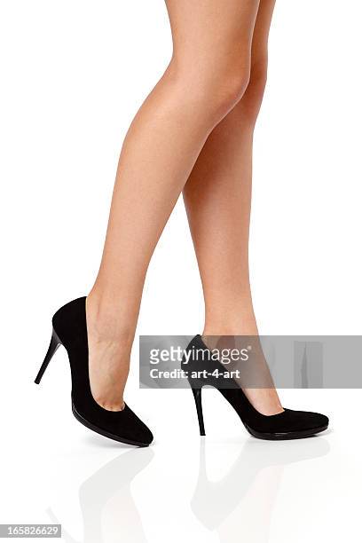 frau beine in schwarze high heels - beautiful legs in high heels stock-fotos und bilder