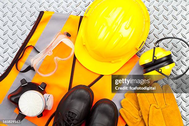 roupa de proteção pessoal acima em diamondplate fotografar de fundo - capacete equipamento - fotografias e filmes do acervo