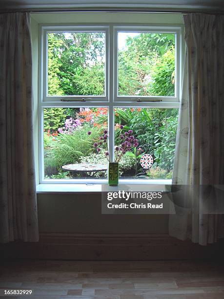 cottage garden window view - window with view on garden stockfoto's en -beelden