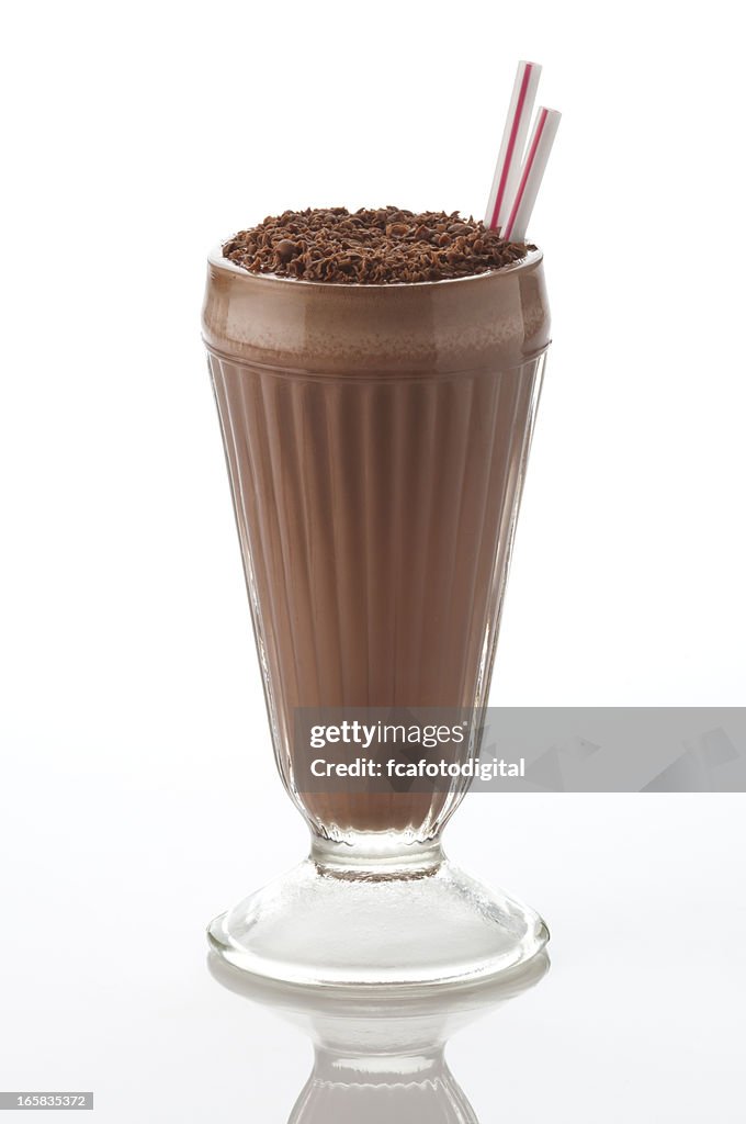 Clássico milshake Bebida de chocolate no pano de fundo branco