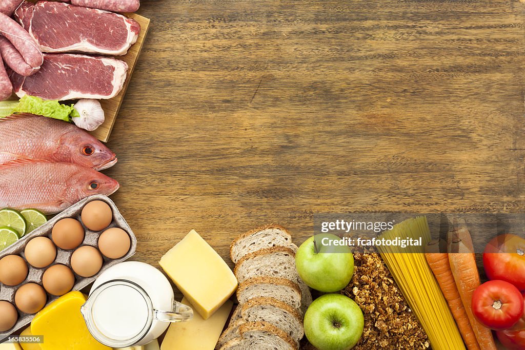 Frontera de comida en la mesa de madera rústica Toma realizada desde arriba