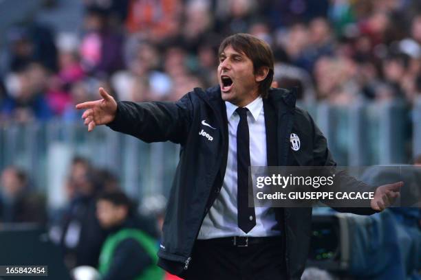 Juventus' coach Antonio Conte gestures during their Serie A football match between Juventus and Pescara at the "Juventus Stadium" in Turin on April...