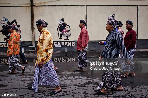 Javanese men wearing traditional costume during the Cembengan ritual 'Manten Tebu' at Madukismo sugar cane factory on April 6, 2013 in Yogyakarta,...