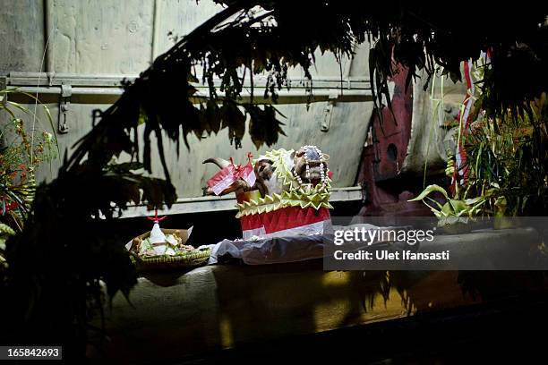 The head of a cow is prepared as an offering during the Cembengan ritual 'Manten Tebu' at Madukismo sugar cane factory on April 6, 2013 in...