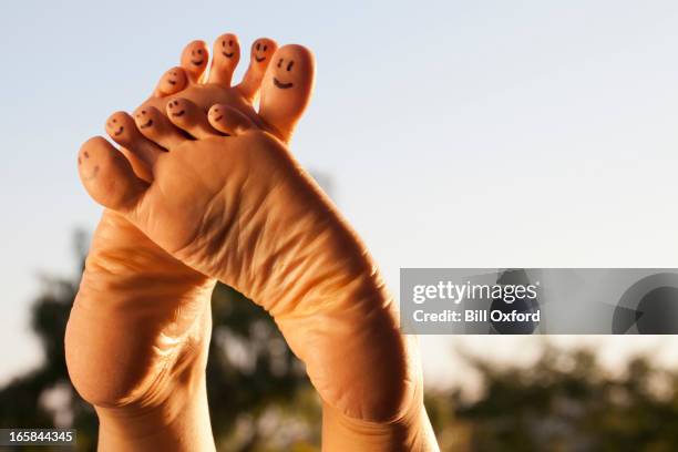 heureux pieds carrés - réflexologie photos et images de collection