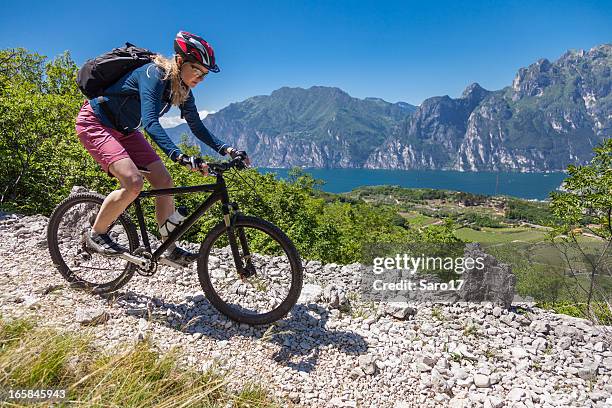 lake garda paradise biking - lago di garda 個照片及圖片檔