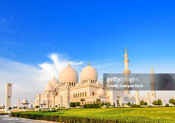 evening light at the sheikh zayed mosque in abu dhabi - sheikh zayed grand mosque stock pictures, royalty-free photos & images