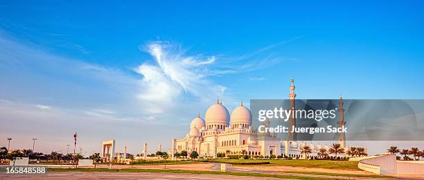 sheikh zayed mosque in evening light - abu dhabi stockfoto's en -beelden