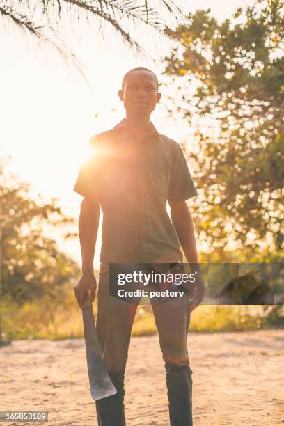 jeune homme africain tenant machette. - machete photos et images de collection