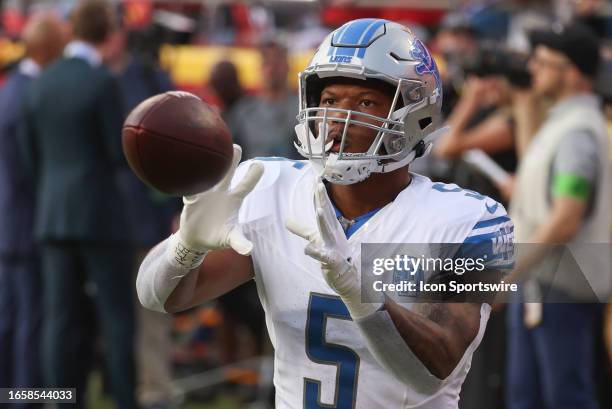 Detroit Lions running back David Montgomery catches a ball before an NFL game between the Detroit Lions and Kansas City Chiefs on Sep 7, 2023 at GEHA...