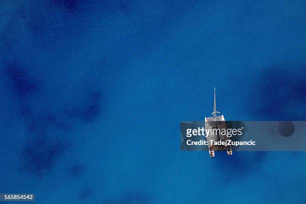 barco de vela anclados - mar jónico fotografías e imágenes de stock