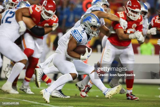 Detroit Lions running back David Montgomery gets low as he turns the corner in the fourth quarter of an NFL game between the Detroit Lions and Kansas...