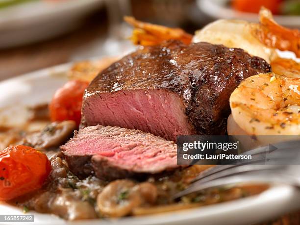 rinderfilet tenderloin steak - tenderloin filetsteak stock-fotos und bilder