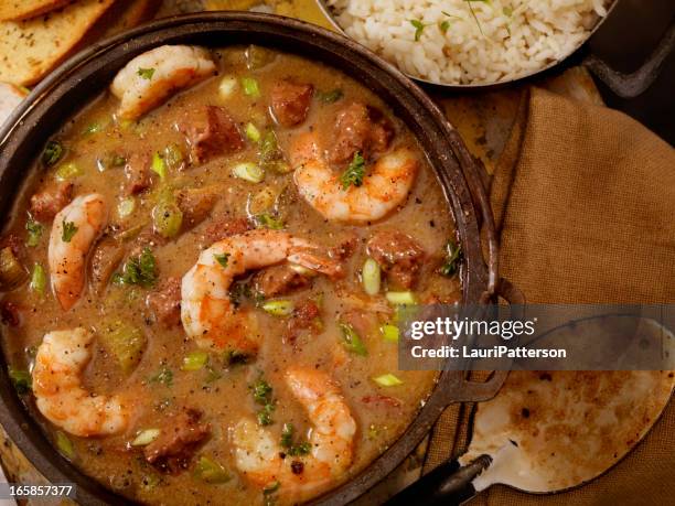 gumbo di gamberi e salsiccia - cucina creola foto e immagini stock