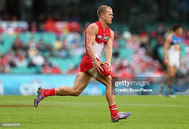 Ryan O'Keefe of the Swans looks upfield during the round two AFL match between the Sydney Swans and the Gold Coast Suns at SCG on April 6, 2013 in...