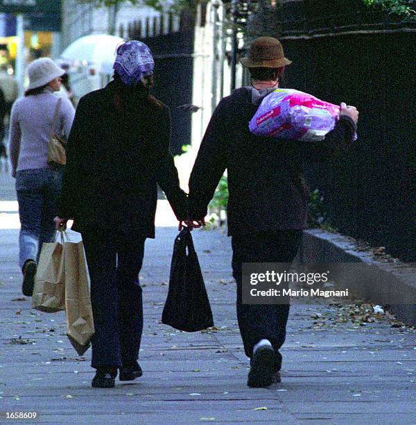 Julia Roberts and her husband Danny Moder walk November 24, 2002 in New York City.