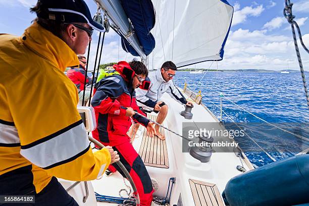 segeln crew heftungen einem segelschiff - segeln stock-fotos und bilder
