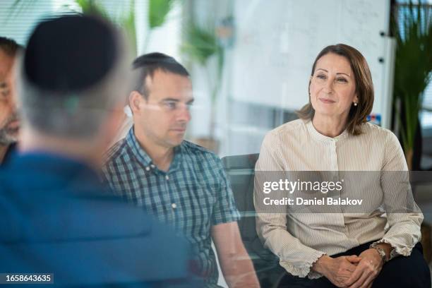 agent de marché juif mature animant une session de formation de groupe. - juif photos et images de collection