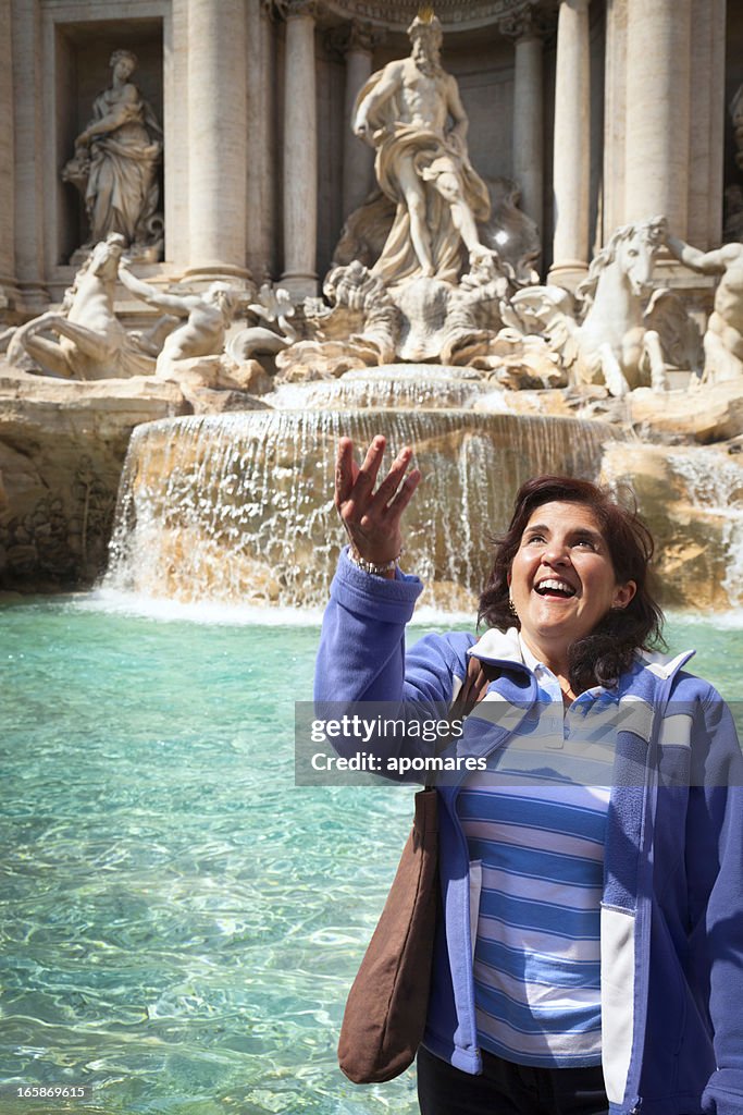 Desejo-mulher dando moeda na Fonte de Trevi Roma