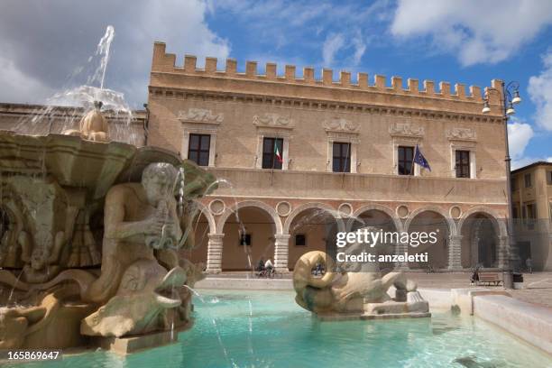 piazza del popolo, pesaro - marche italia - fotografias e filmes do acervo