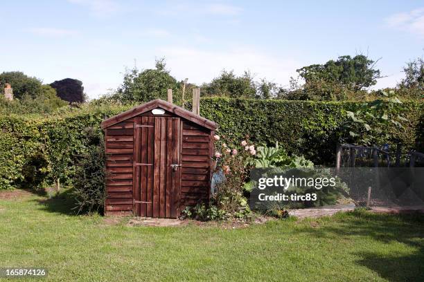 eliminar jardín inglés, en un típico jardín - shed fotografías e imágenes de stock