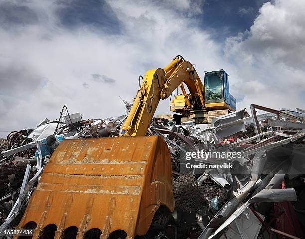 excavator trabalhando no depósito de lixo - depósito de sucata - fotografias e filmes do acervo