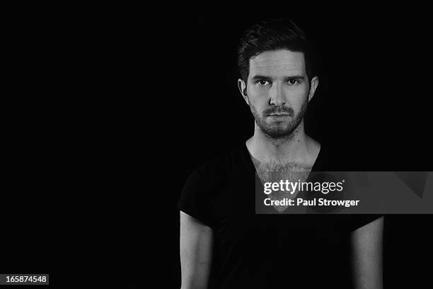 male in black tshirt on black bg b/w - v hals stockfoto's en -beelden