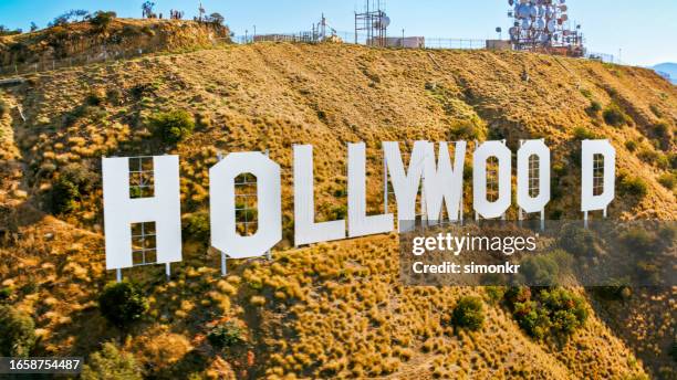 hollywood-schild auf dem mount lee - hollywood hills los angeles stock-fotos und bilder