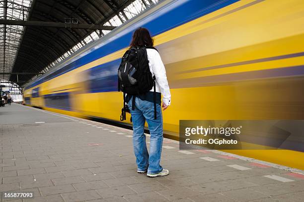 tren de mujer descansando avanzado - trein nederland fotografías e imágenes de stock