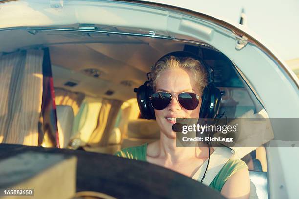 femme pilote - piloter photos et images de collection