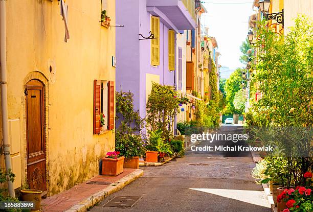 bunte street in der stadt in der provence, frankreich - provence alpes cote d'azur stock-fotos und bilder