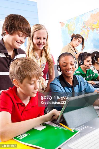 multi-ethnischen preteen studenten. computer lab school-klassenzimmer. digitale tablet. lehrer. - middle school stock-fotos und bilder