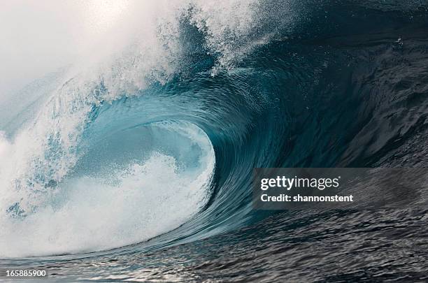 freddo di potenza - onda di marea foto e immagini stock