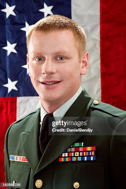 decorado com um soldado americano classe uniforme contra da bandeira eua - sargento posto imagens e fotografias de stock