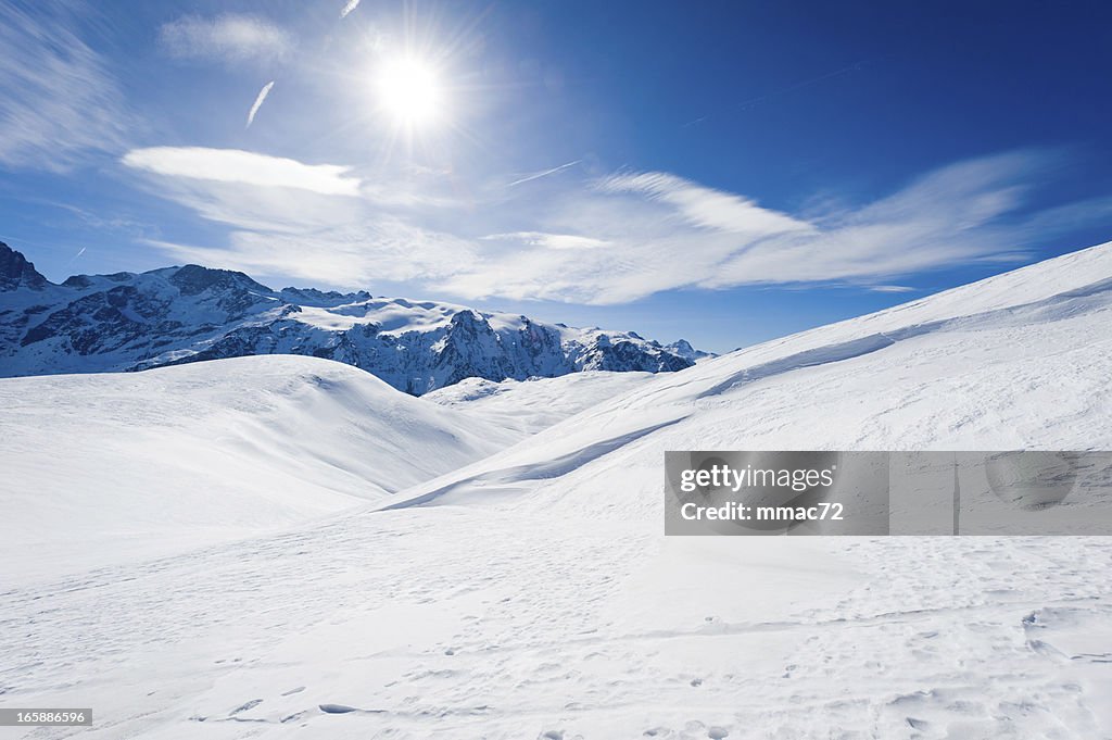 Paisagem de montanha com sol