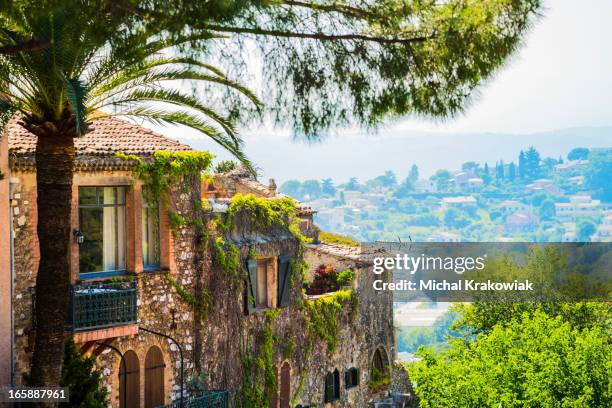 stadt an der côte d'azur - côte d'azur stock-fotos und bilder