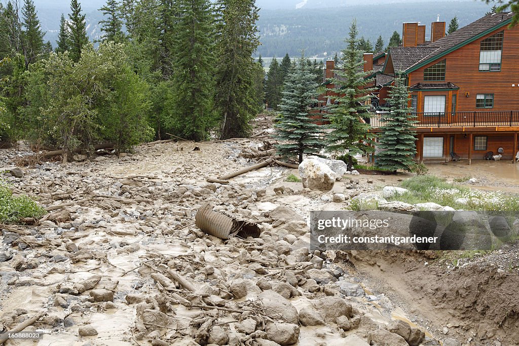 Potente Mud deslizante con Rock, rocas y restos