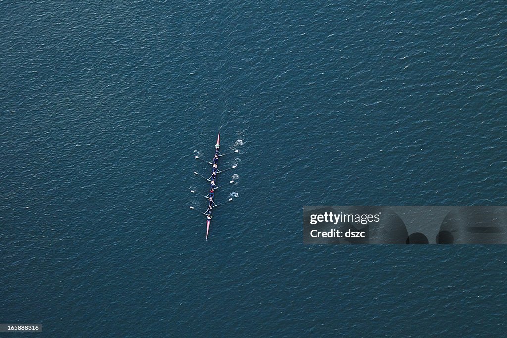 Scull remo de barco no rio Colorado perto de Austin, Texas