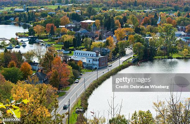 ciudad pequeña del este de ontario - localidad pequeña fotografías e imágenes de stock
