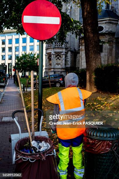 Scène de rue, agent de propreté changeant le sac d'une poubelle de rue à Bruxelles le 7 octobre 2018.