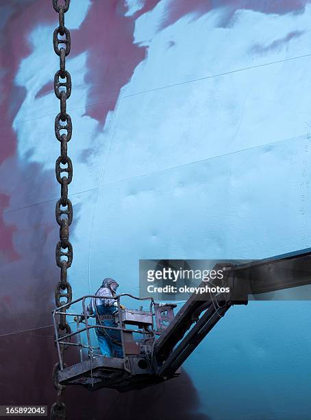 chantier naval travailleur peinture du bateau - être ancré photos et images de collection