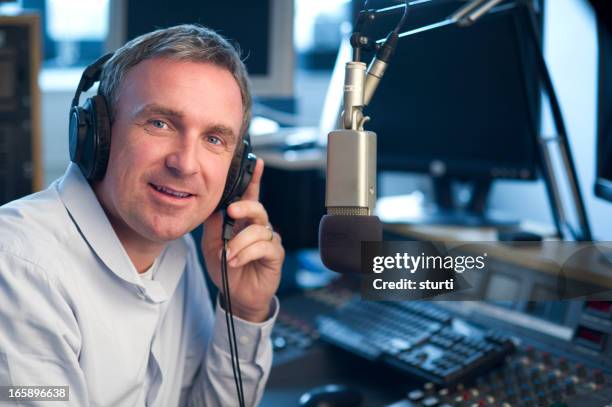 radio station presenter - radio dj stockfoto's en -beelden