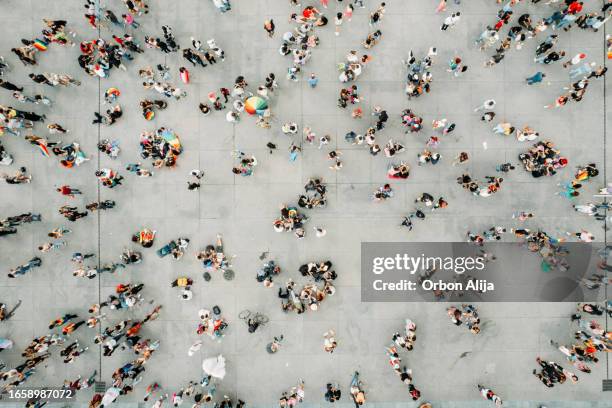 plan aérien de personnes marchant sur le défilé de la fierté gaie - foule photos et images de collection