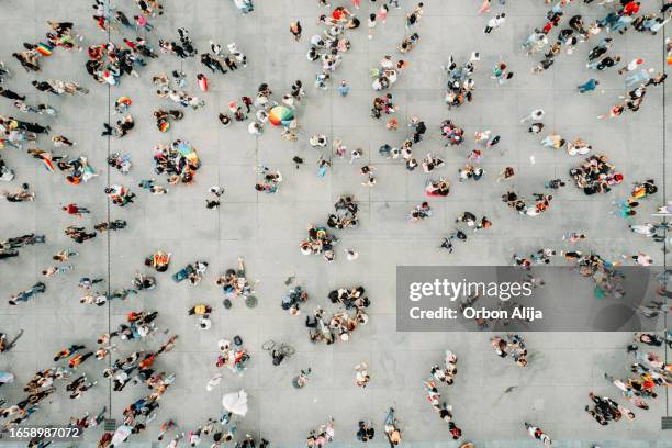 plan aérien de personnes marchant sur le défilé de la fierté gaie - busy photos et images de collection